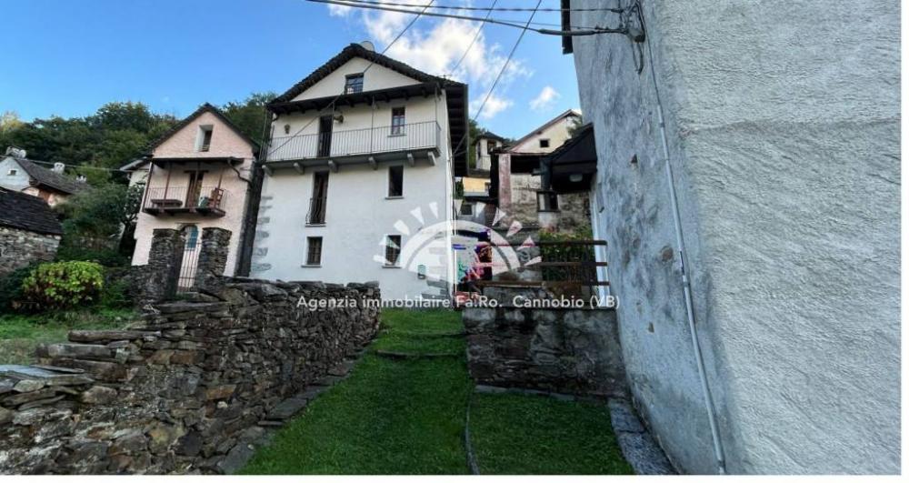 casa indipendente in vendita a Cannobio in zona Socraggio