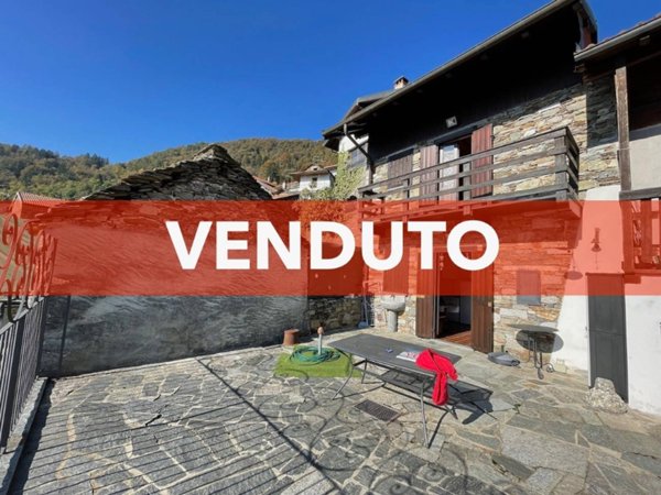 casa semindipendente in vendita a Caprezzo