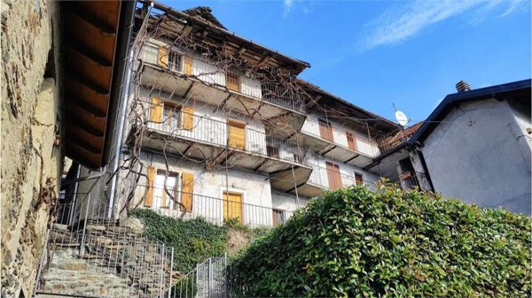 casa semindipendente in vendita a Caprezzo