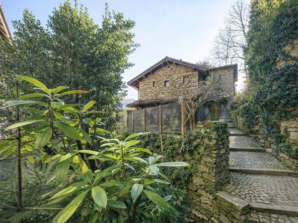 casa indipendente in vendita a Caprezzo