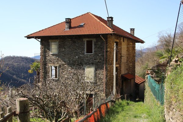 casa indipendente in vendita a Caprezzo