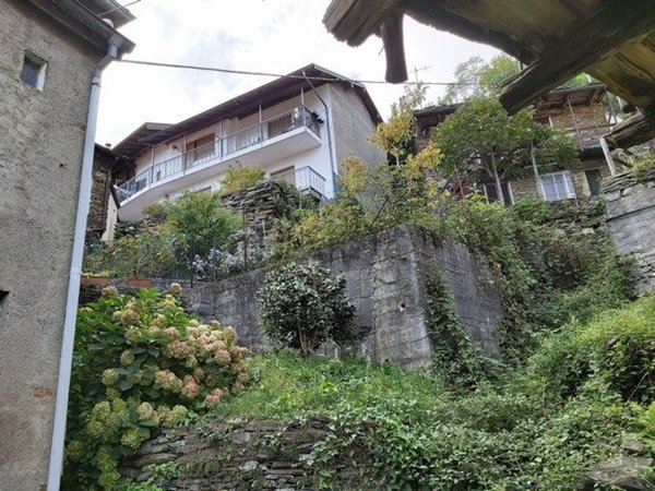 casa indipendente in vendita a Caprezzo