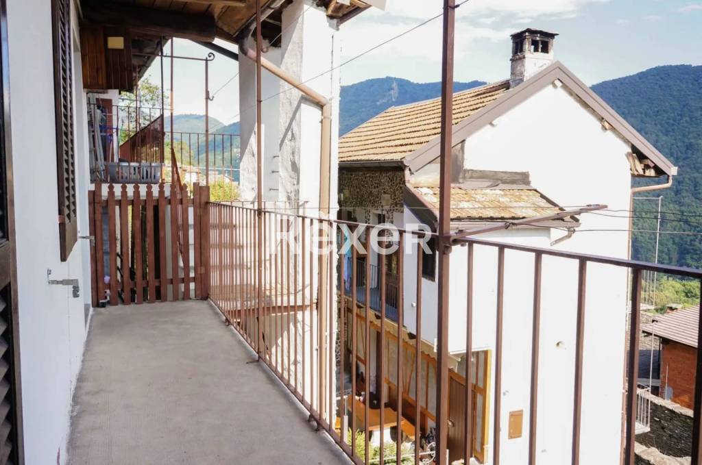 casa indipendente in vendita a Caprezzo