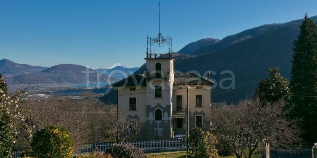 casa indipendente in vendita a Casale Corte Cerro in zona Crebbia