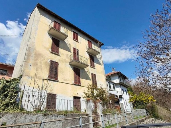 casa indipendente in vendita a Casale Corte Cerro in zona Ricciano
