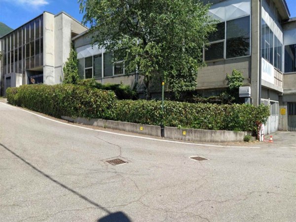 locale commerciale in vendita a Casale Corte Cerro in zona Sant'Anna