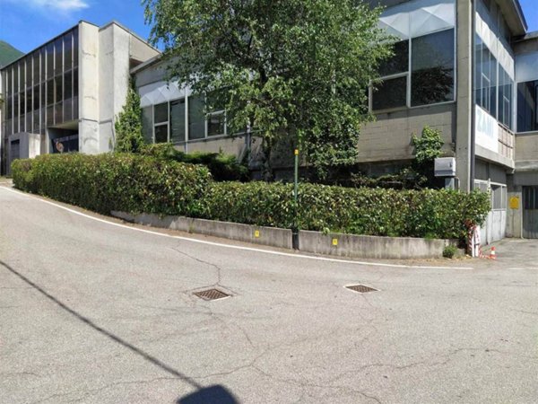 locale commerciale in vendita a Casale Corte Cerro in zona Cereda