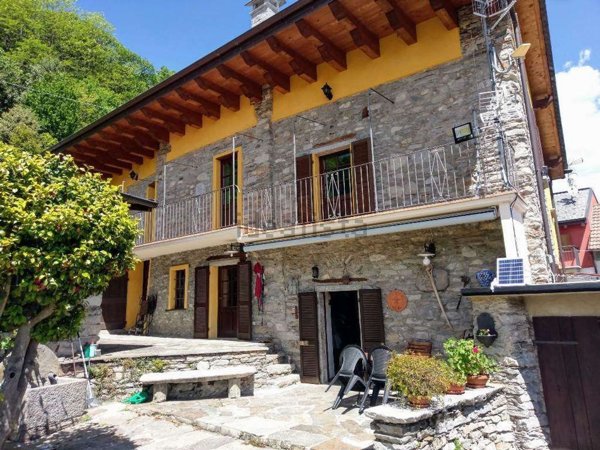 casa indipendente in vendita a Casale Corte Cerro in zona Montebuglio