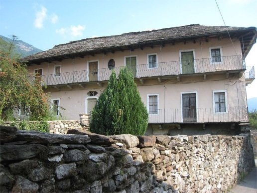 casa indipendente in vendita a Casale Corte Cerro in zona Arzo