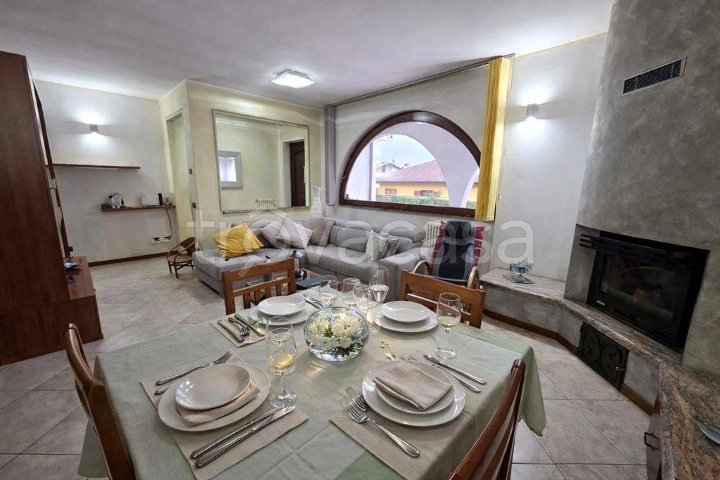 casa indipendente in vendita a Casale Corte Cerro in zona Ramate