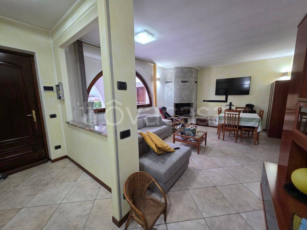 casa indipendente in vendita a Casale Corte Cerro in zona Ramate