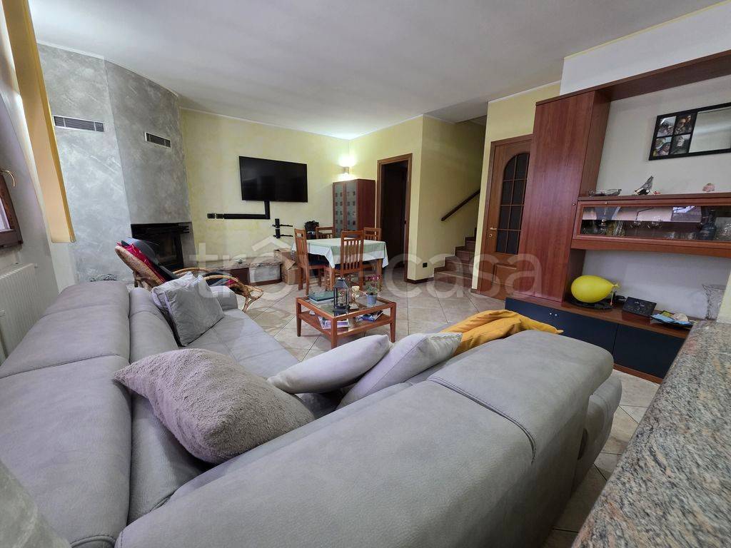 casa indipendente in vendita a Casale Corte Cerro in zona Ramate