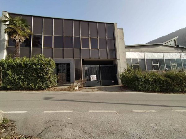 locale commerciale in vendita a Casale Corte Cerro in zona Ramate