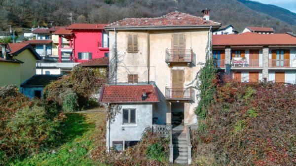 casa indipendente in vendita a Casale Corte Cerro in zona Cafferonio