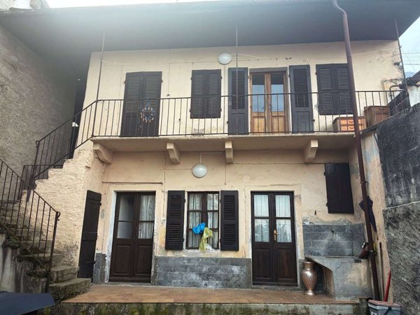 casa indipendente in vendita a Casale Corte Cerro in zona Arzo