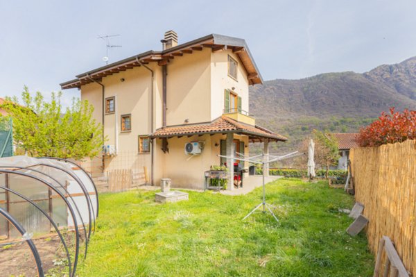 casa indipendente in vendita a Casale Corte Cerro in zona Cereda