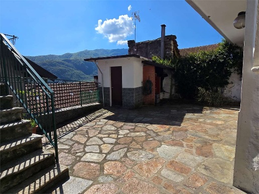 casa indipendente in vendita a Casale Corte Cerro in zona Arzo