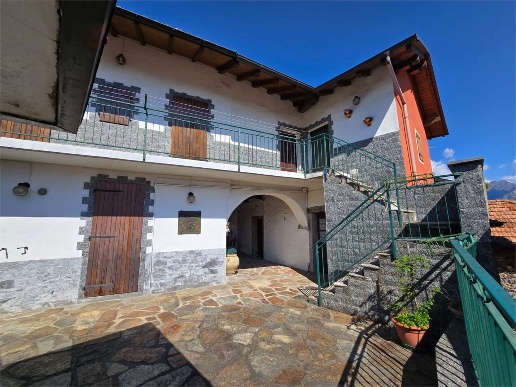 casa indipendente in vendita a Casale Corte Cerro in zona Arzo