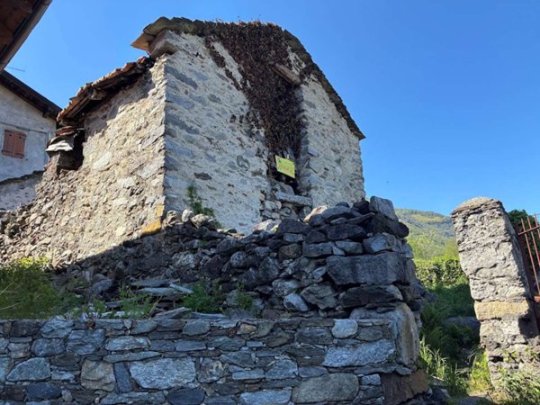 casa indipendente in vendita a Casale Corte Cerro in zona Arzo