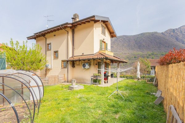 casa indipendente in vendita a Casale Corte Cerro in zona Cereda