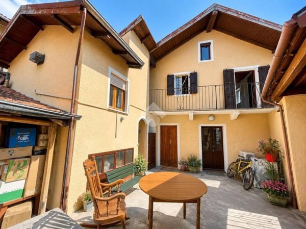 casa indipendente in vendita a Casale Corte Cerro in zona Ricciano