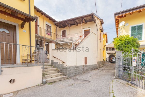 casa indipendente in vendita a Casale Corte Cerro in zona Montebuglio
