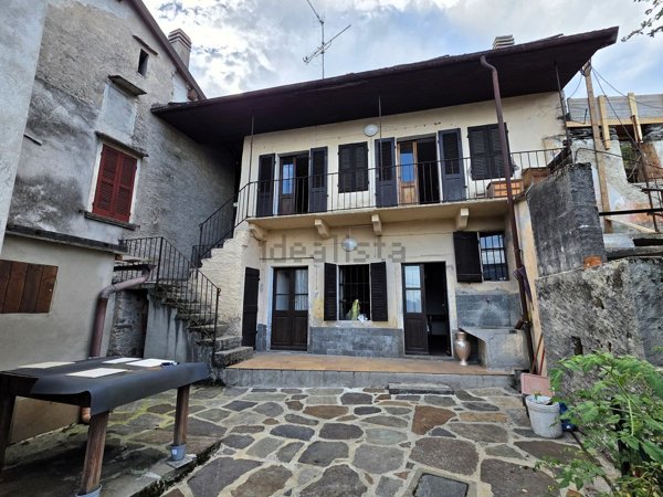 casa indipendente in vendita a Casale Corte Cerro in zona Arzo