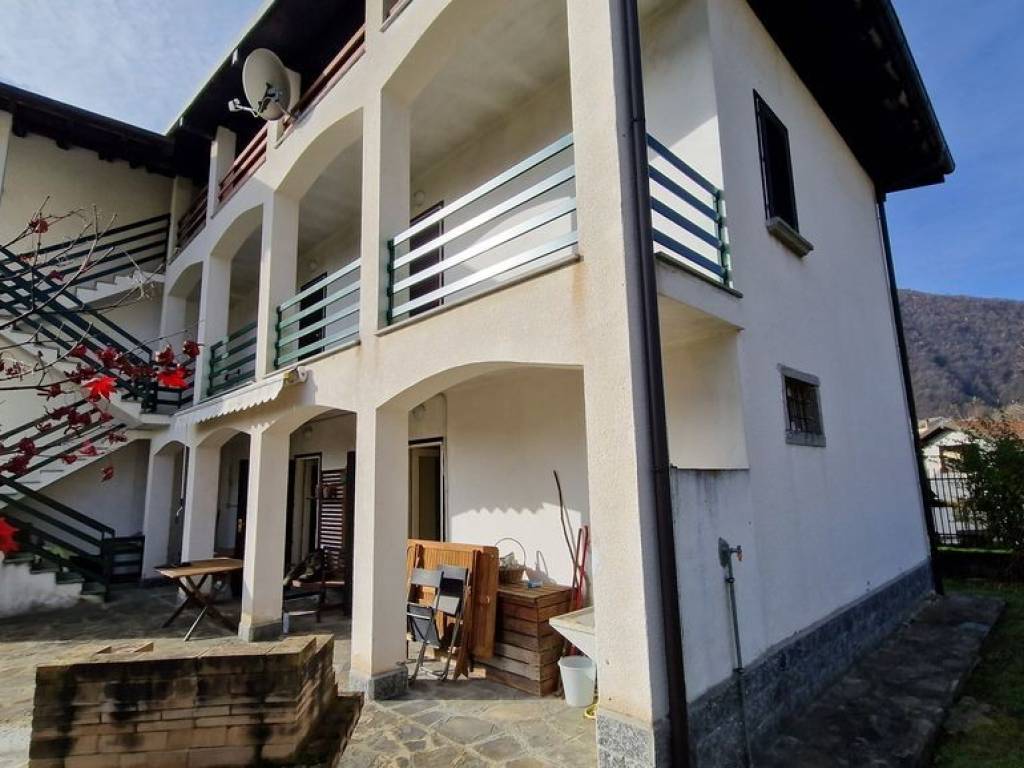 casa indipendente in vendita a Cesara in zona Grassona