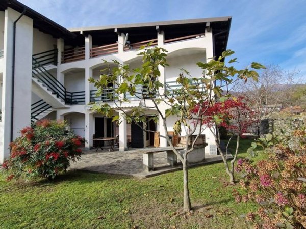 casa indipendente in vendita a Cesara in zona Grassona