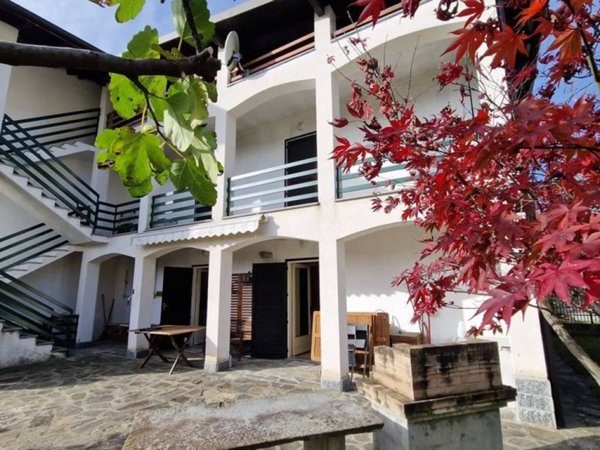 casa indipendente in vendita a Cesara in zona Grassona