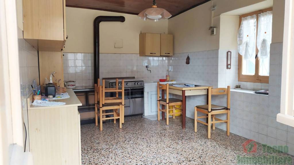 casa indipendente in vendita a Cesara