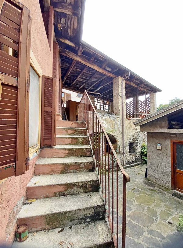 casa indipendente in vendita a Cesara