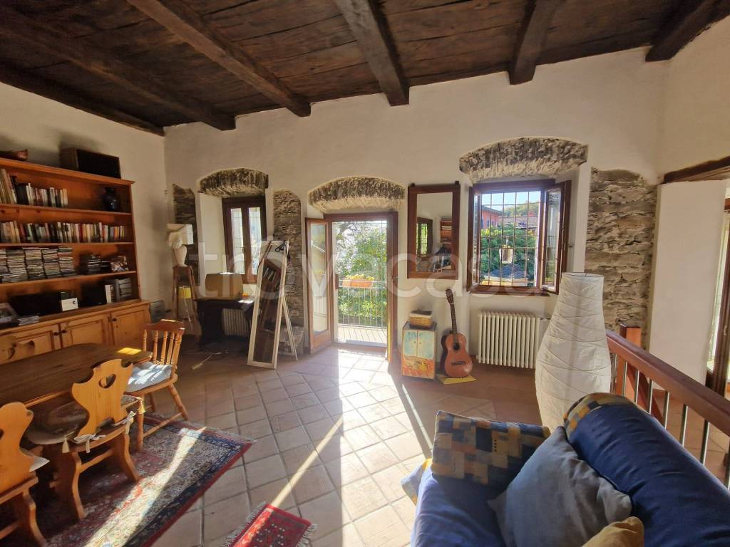 casa indipendente in vendita a Cesara in zona Grassona