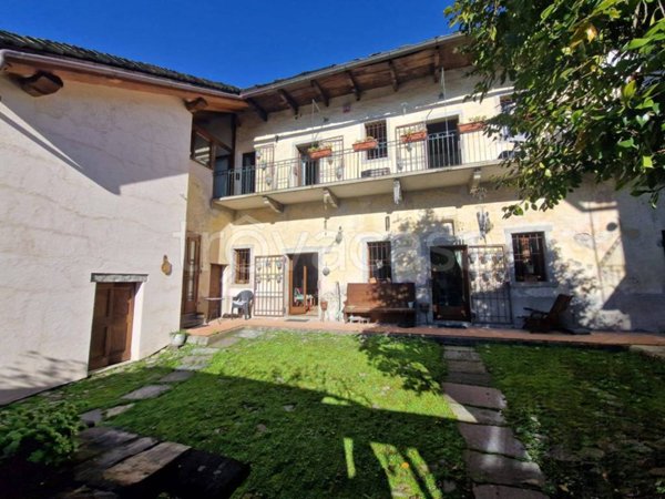 casa indipendente in vendita a Cesara in zona Grassona