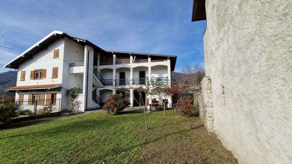 casa indipendente in vendita a Cesara in zona Grassona