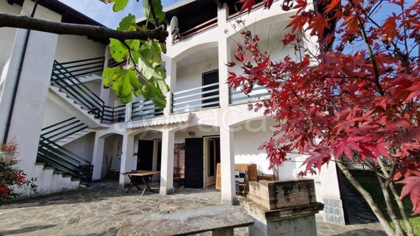 casa indipendente in vendita a Cesara in zona Grassona