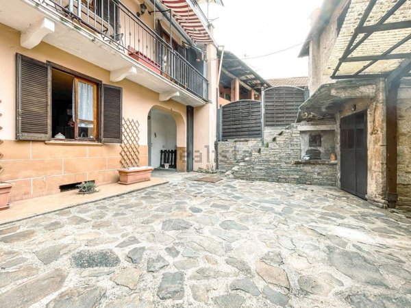 casa indipendente in vendita a Cesara in zona Colma