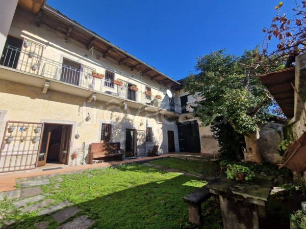casa indipendente in vendita a Cesara in zona Colma