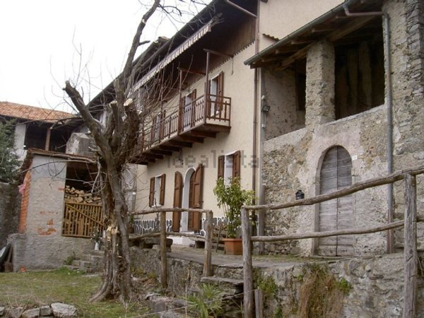 casa indipendente in vendita a Cesara in zona Colma