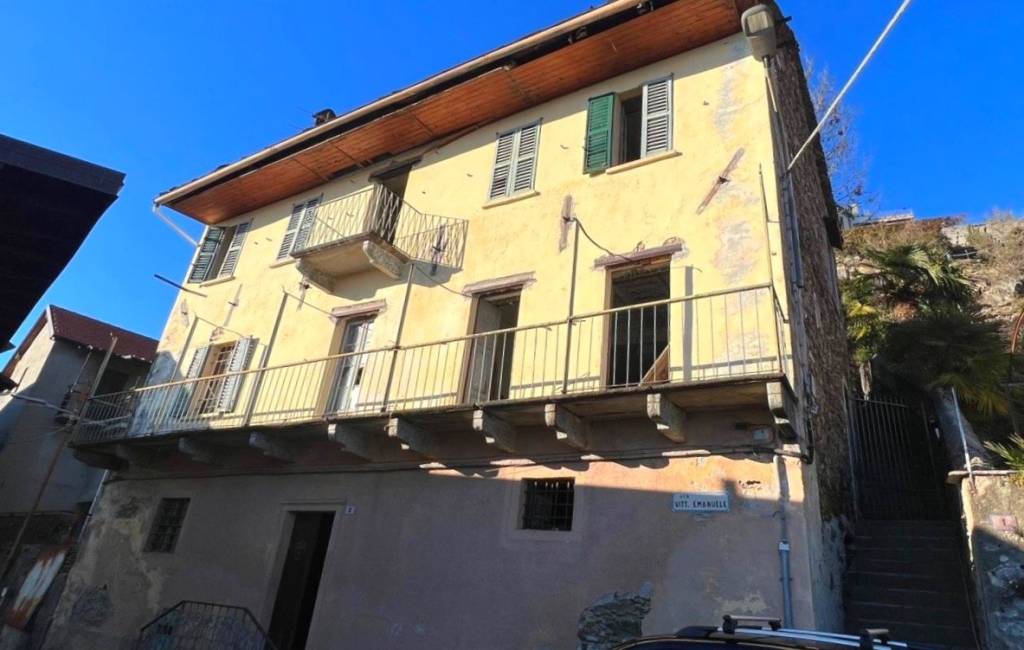 casa indipendente in vendita a Cossogno in zona Ungiasca