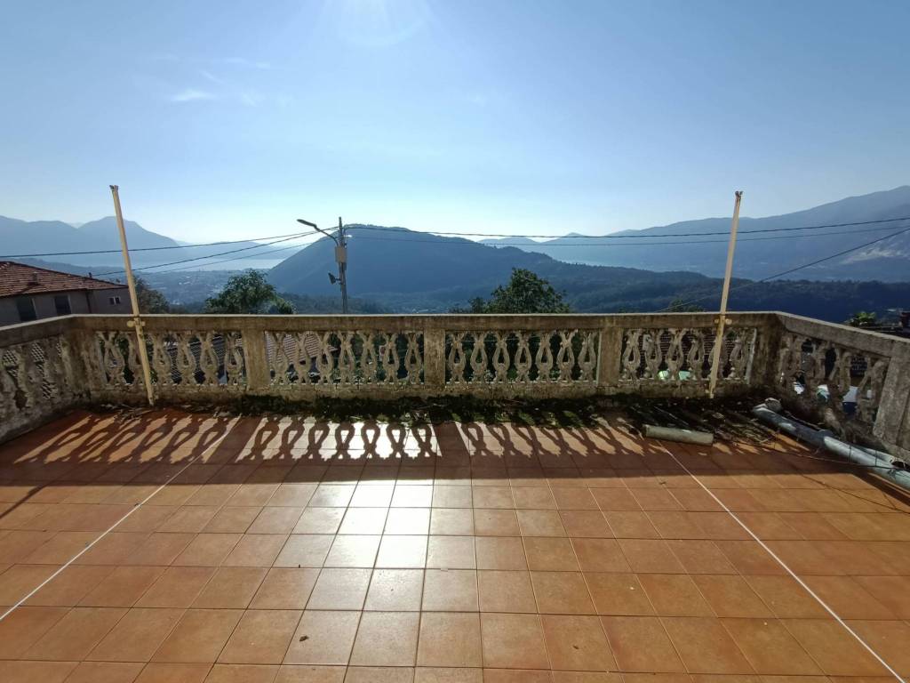 intera palazzina in vendita a Cossogno in zona Ungiasca