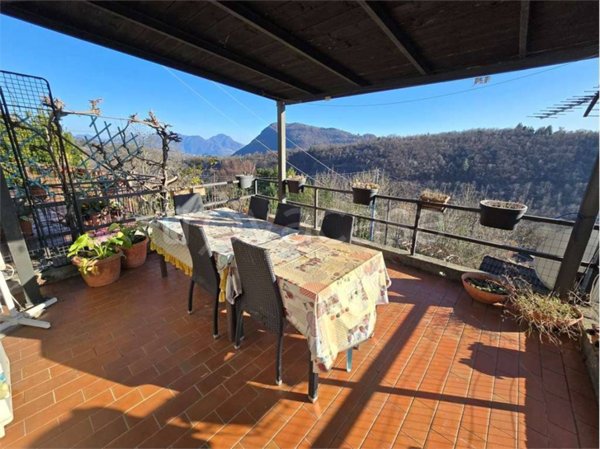 casa indipendente in vendita a Cossogno