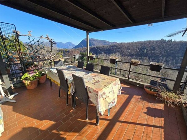 casa indipendente in vendita a Cossogno