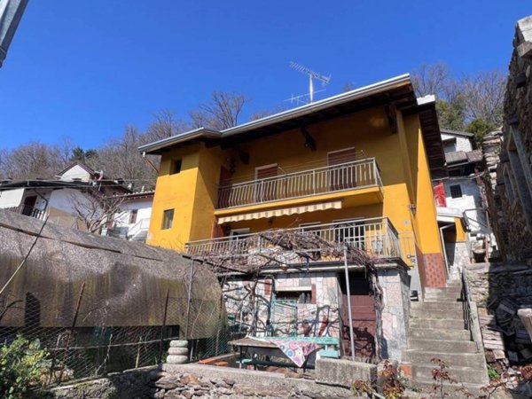 casa indipendente in vendita a Cossogno
