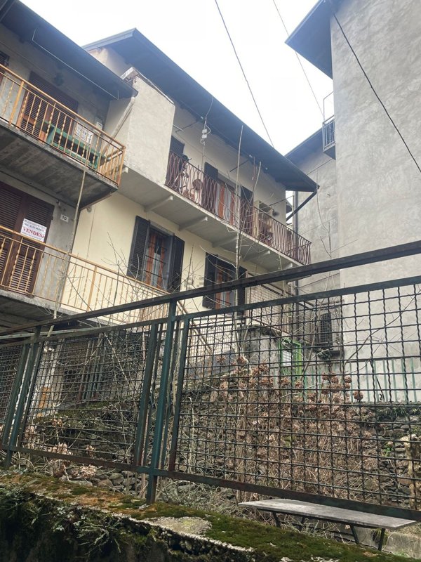 appartamento in vendita a Cossogno in zona Ungiasca