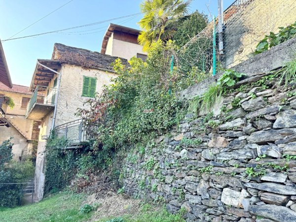 casa indipendente in vendita a Cossogno in zona Ungiasca