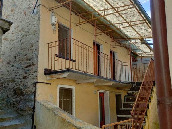 casa indipendente in vendita a Cossogno