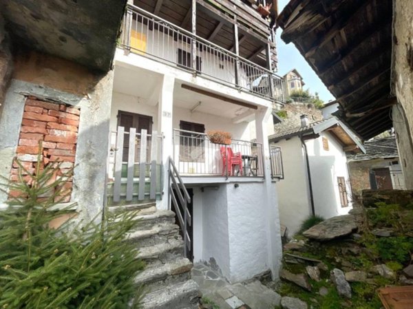 casa indipendente in vendita a Cossogno in zona Ungiasca