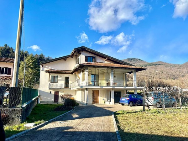 casa indipendente in vendita a Cossogno