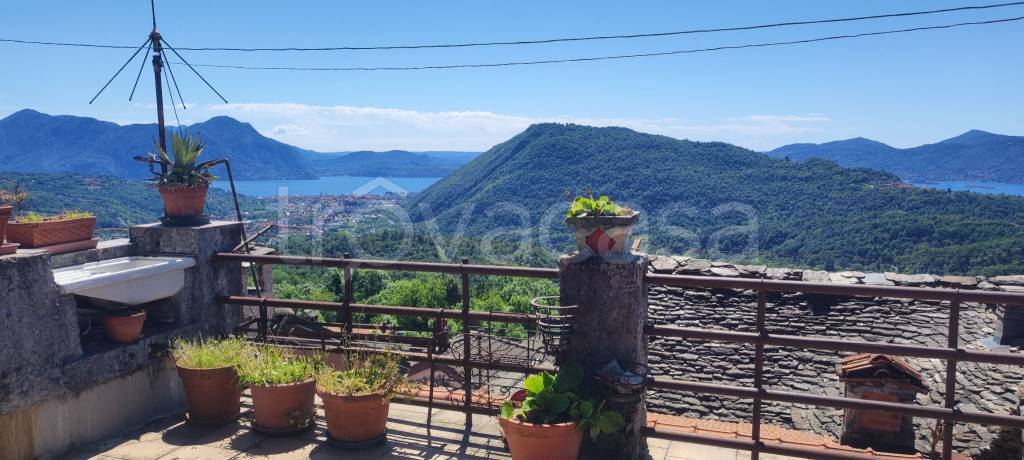 casa indipendente in vendita a Cossogno in zona Ungiasca